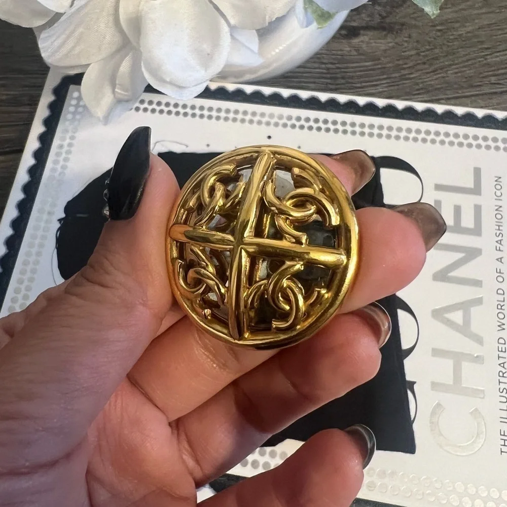 CHANEL Oversized Vintage Gold CC Faux Pearl Clip On Earrings - Picture 9 of 10